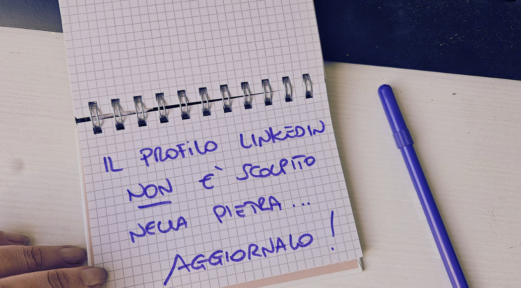 profilo linkedin quaderno con frase